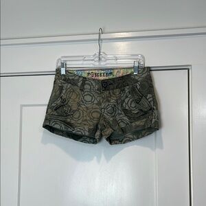 Decree Y2K Women's Olive Patterned Cargo Shorts size 7.